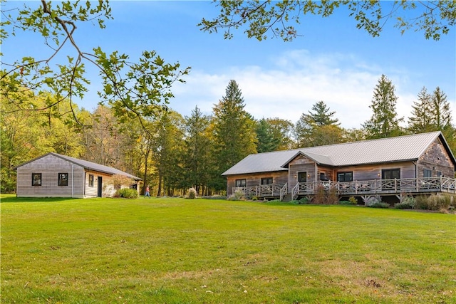 view of yard featuring an outdoor structure