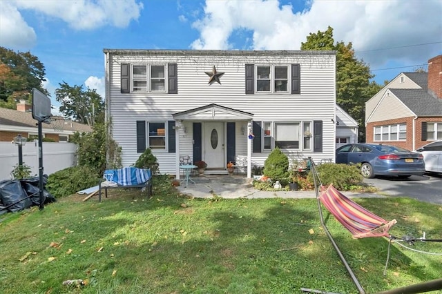 view of front of property featuring a front lawn