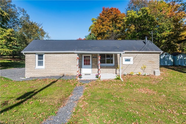 single story home with a front yard