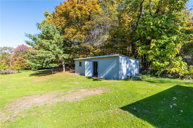 view of yard with an outdoor structure