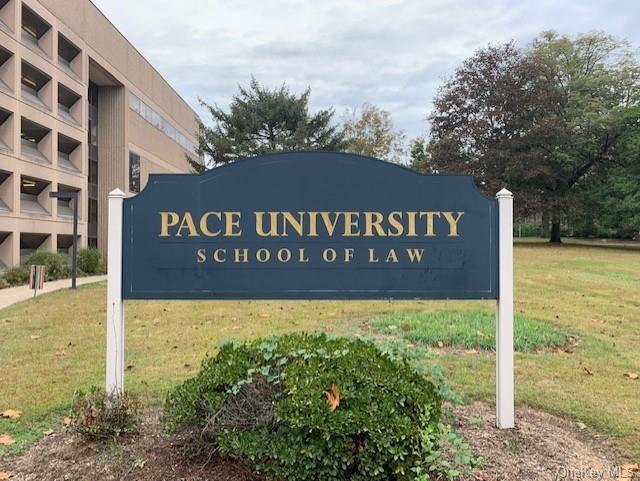 community / neighborhood sign featuring a yard