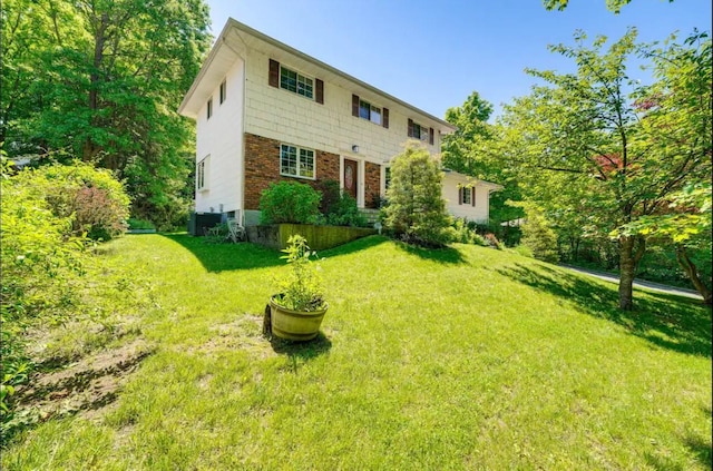 view of front of home with a front lawn