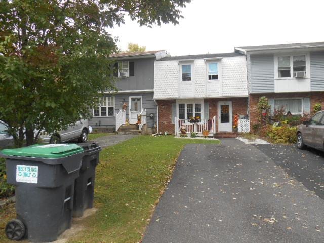 townhome / multi-family property featuring a front yard