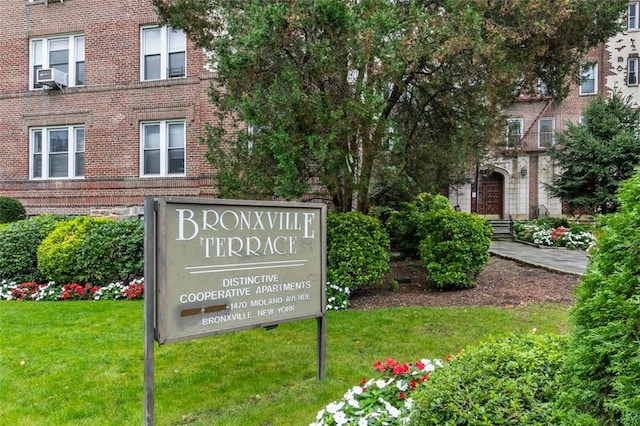 community / neighborhood sign featuring a lawn