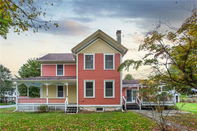 view of front of property featuring a lawn