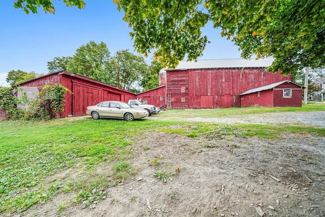 view of yard with an outdoor structure