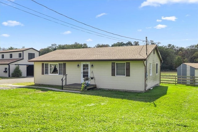 view of front of property featuring a front lawn