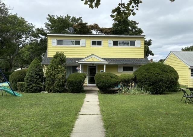 view of front of home featuring a front yard