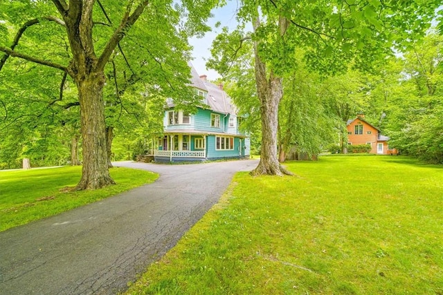 view of front of property featuring a porch and a front lawn