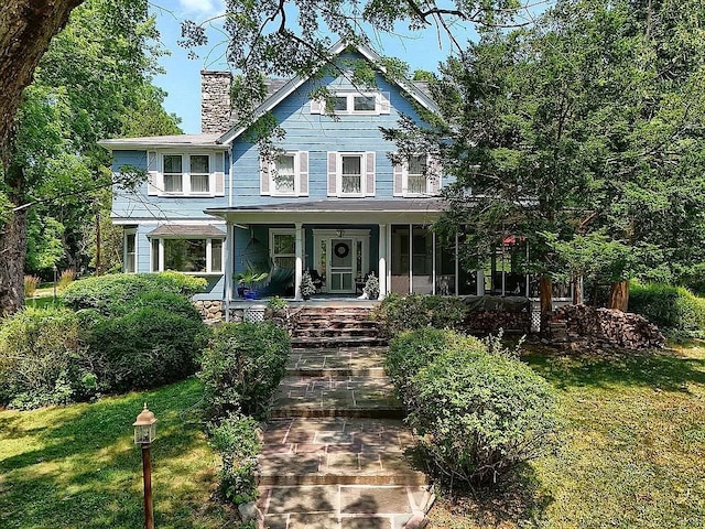 view of front facade featuring a front lawn