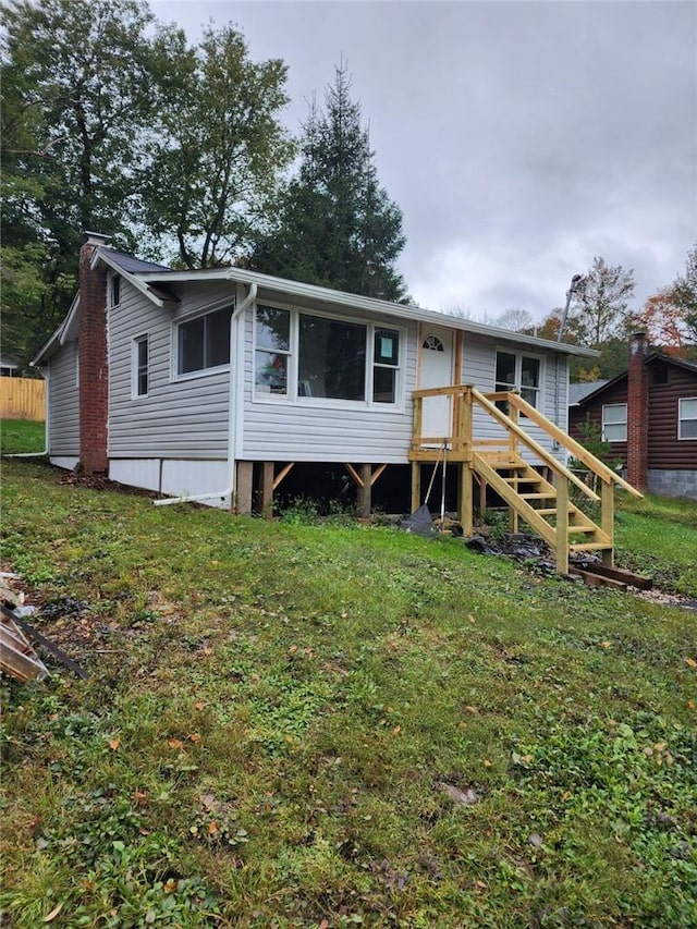 back of house featuring a lawn