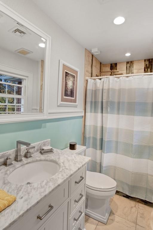 bathroom with a shower with curtain, vanity, and toilet