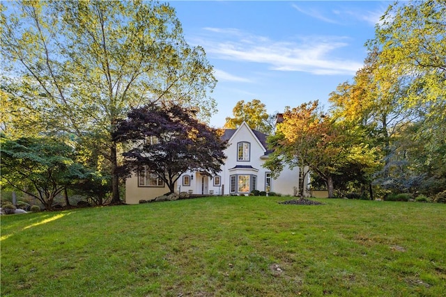 victorian house featuring a front lawn