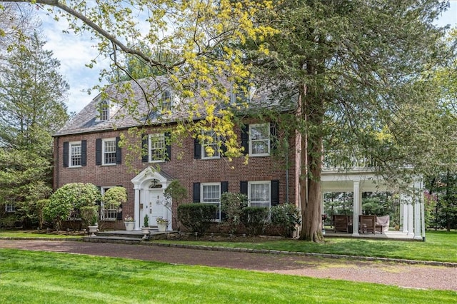 colonial house featuring a front yard