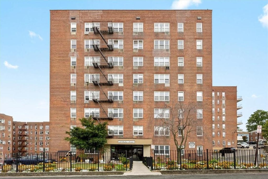 52 Yonkers Ter Unit 1E, Yonkers, NY 10704 - view of building exterior