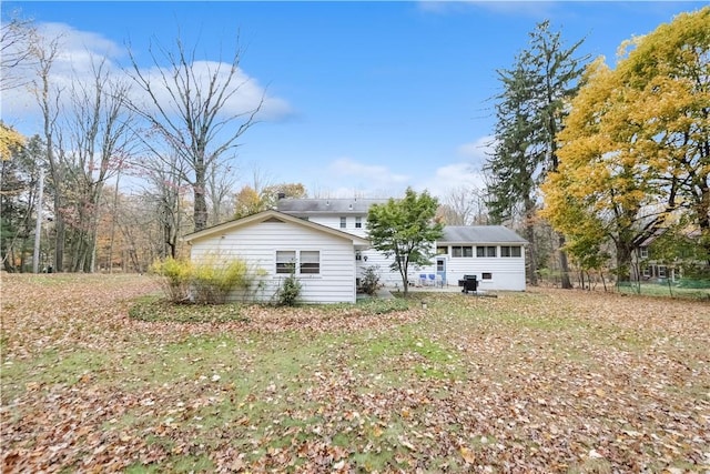 back of house featuring a lawn