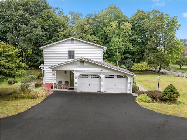 view of front facade featuring a garage and a front yard