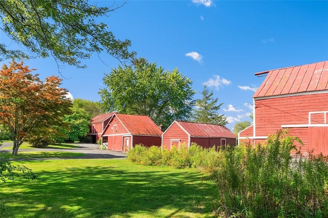 view of yard with an outdoor structure