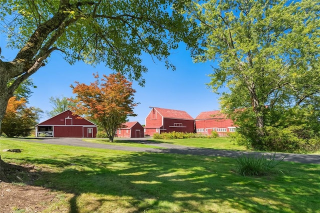 view of yard featuring an outdoor structure