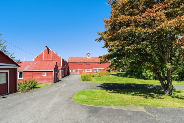 view of front facade featuring a front lawn and an outdoor structure