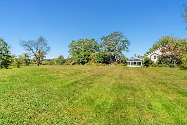 view of yard featuring a rural view