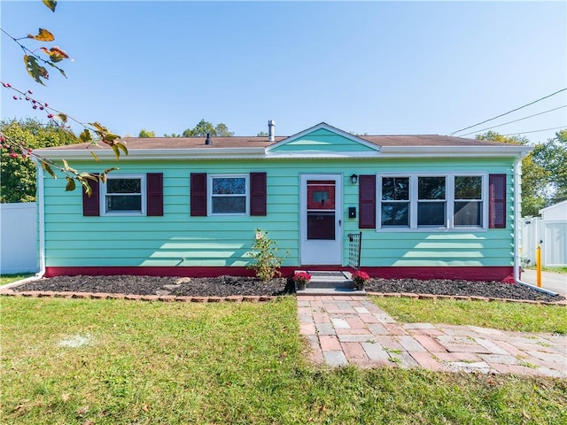 view of front facade featuring a front yard