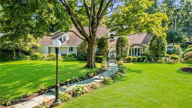 view of front of property featuring a front yard