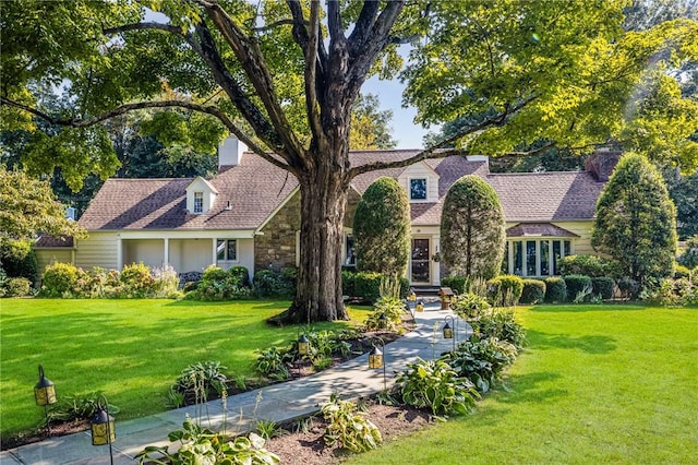 view of front of house featuring a front lawn