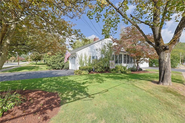 view of front of house featuring a garage and a front yard