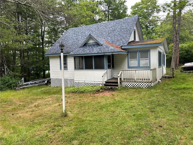 view of front facade with a front lawn