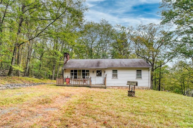 view of front of property featuring a front lawn