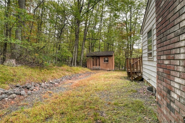 view of yard with a storage shed