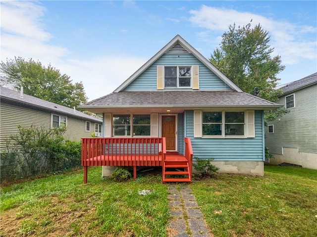 bungalow featuring a front yard