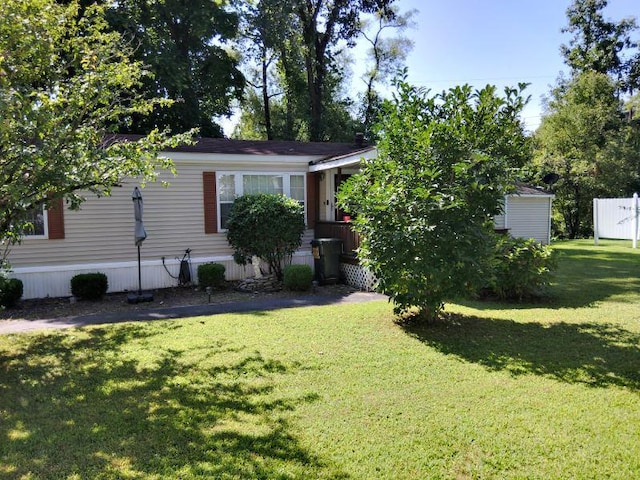 view of front of house featuring a front yard