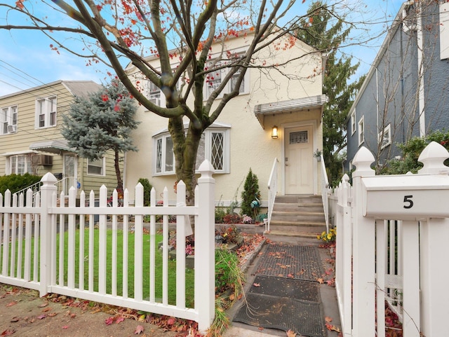 view of front facade with a front yard