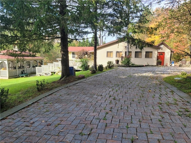 ranch-style home featuring a front lawn