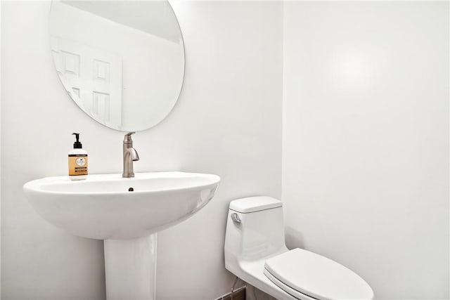 bathroom featuring toilet and sink