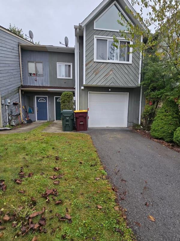 view of front facade featuring a front lawn and a garage