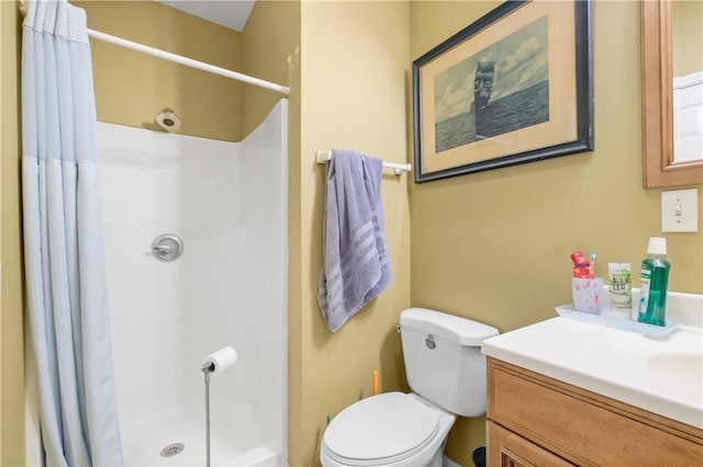 bathroom with a shower with curtain, vanity, and toilet