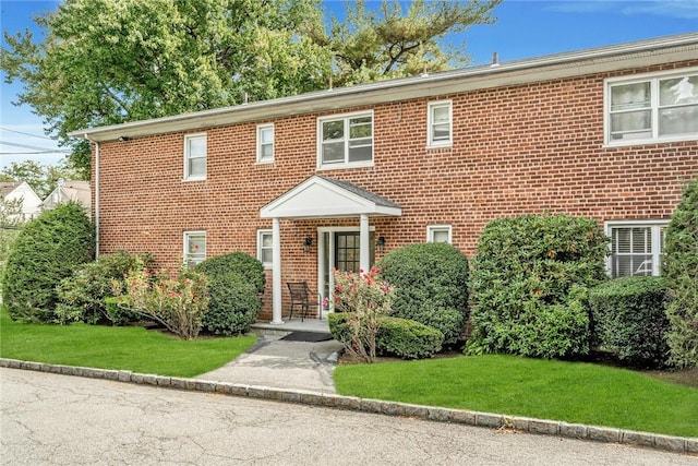 view of front of house featuring a front yard