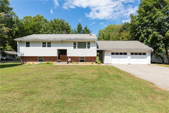 split foyer home featuring a garage, a front lawn, and an outdoor structure