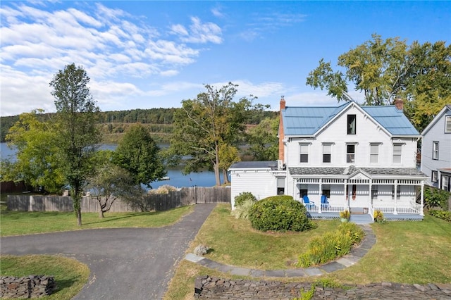 view of front of property featuring a front lawn and a porch