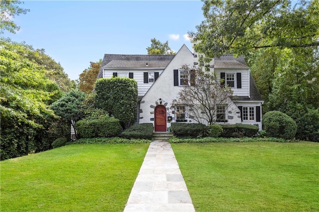 view of front of home with a front lawn