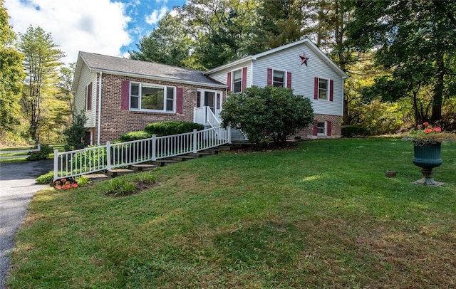 tri-level home featuring a front lawn