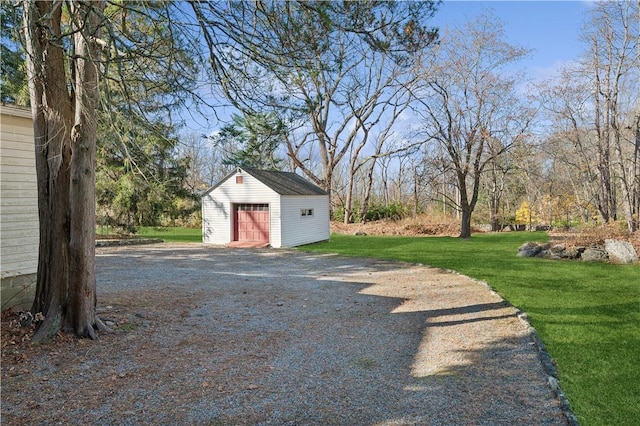 view of yard with an outdoor structure