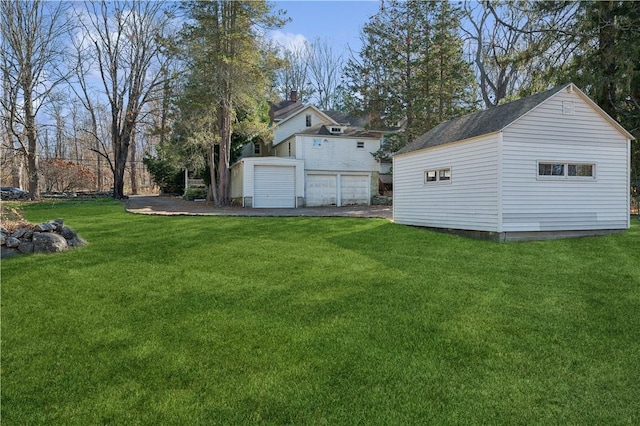 view of yard with an outbuilding