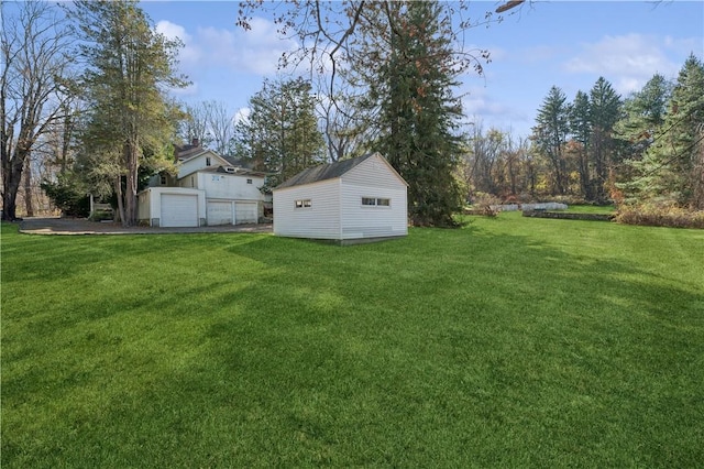 view of yard with an outdoor structure