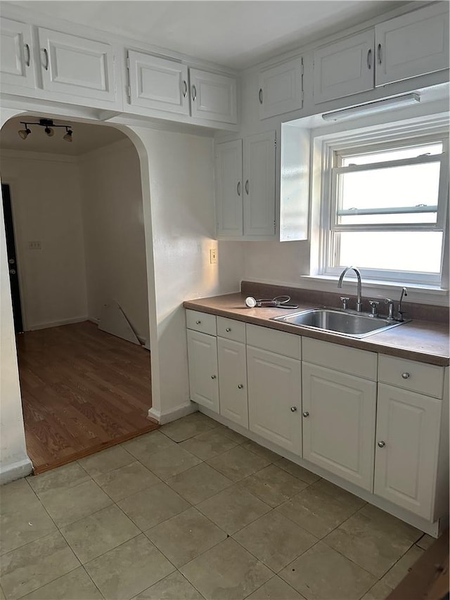 bathroom featuring tile walls