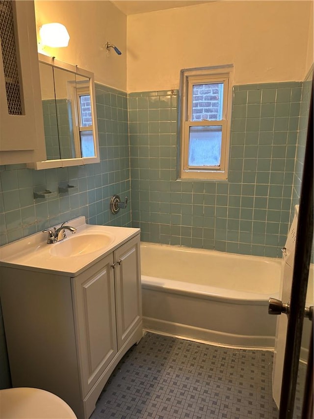 bathroom featuring tile walls