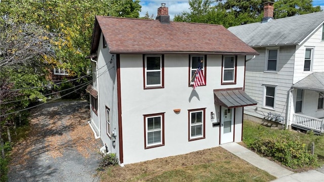 view of front of home with a front lawn